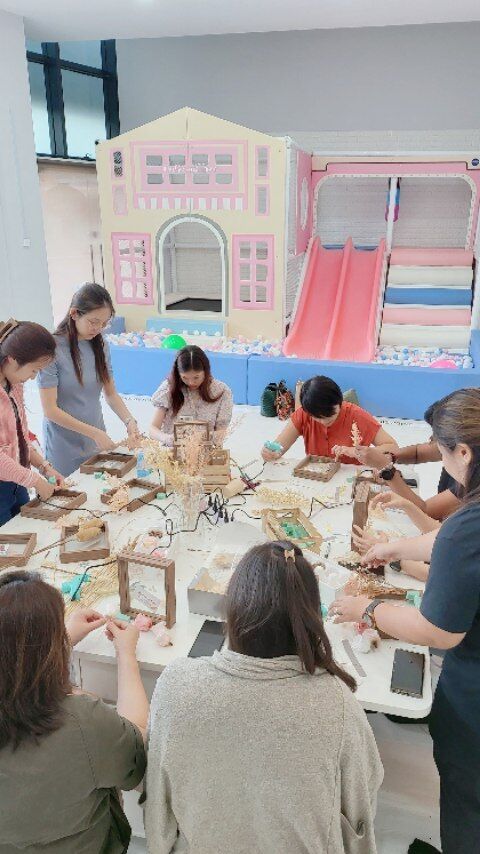 Had the privilege to host a group of fun loving ladies from NTUC First Campus for their team bonding event!

The session ended with a preserved floral vase arrangement/photo frame styling workshop where the end product served as a memento.

Planning for a team bonding session/ family day or corporate workshop? Enquire with us today!

#oursecondhomesg #teambondingsg #corporateworkshopsg #floralworkshopsg #floralarrangementsg #familydaysg